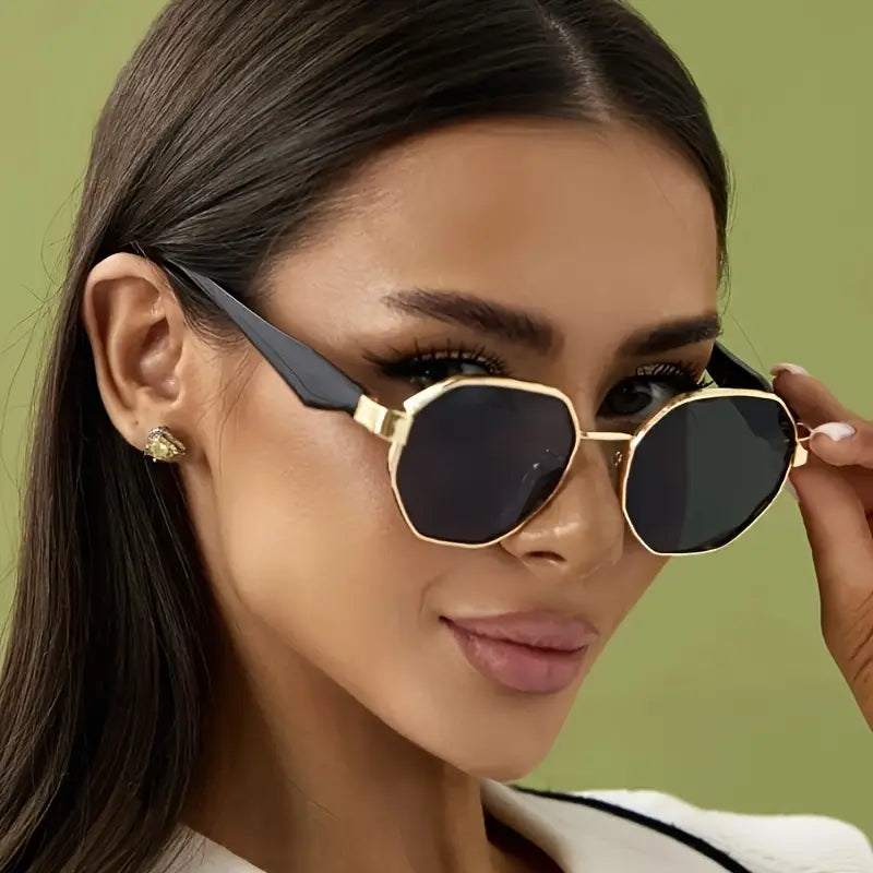 Lunettes de soleil femme chic – Monture noire et dorée, verres teintés UV400