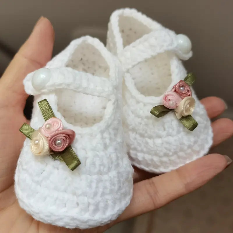 Chaussons bébé fille tricotés blancs avec fleurs – Chaussures de naissance élégantes