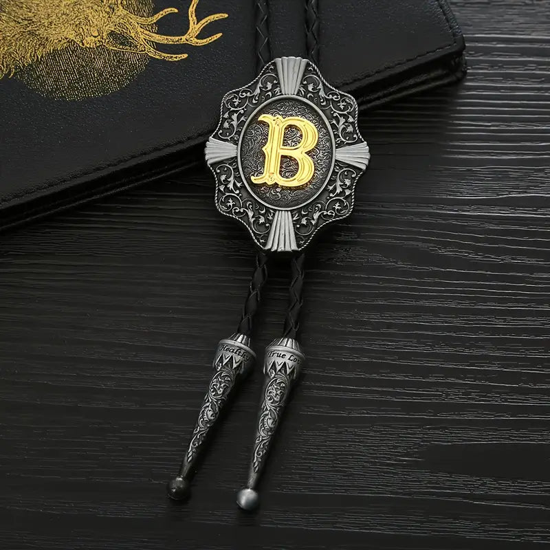 Cravate Bolo pour homme en cuir et métal gravé – Accessoire western élégant avec pendentif initiale dorée