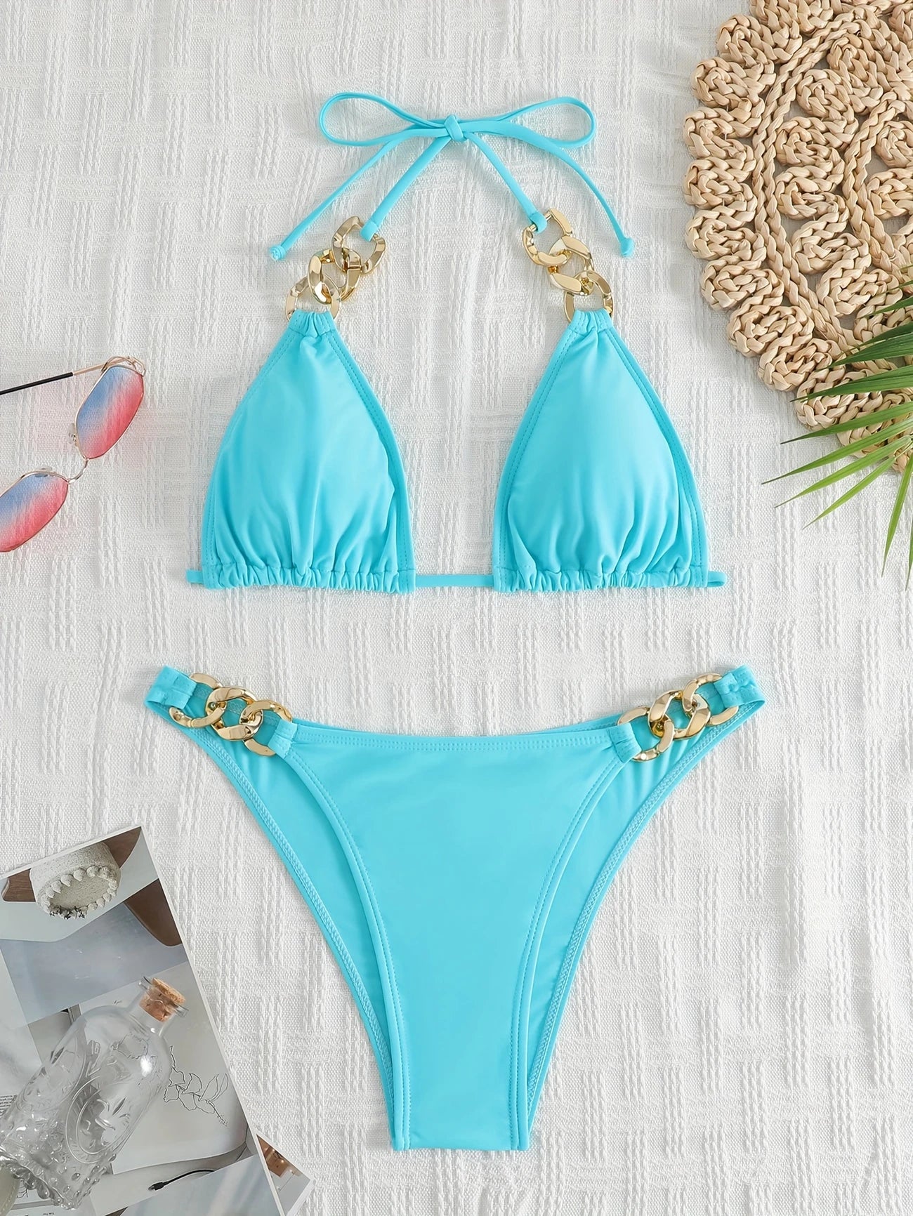 Bas de bikini à maillons dorés – Coupe échancrée et détails glamour pour un été éclatant
