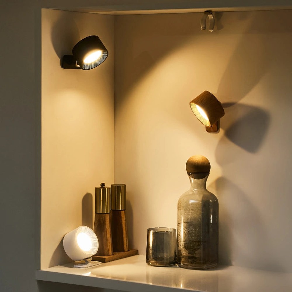 Blanc, noir ou bois : elle se fond dans votre déco