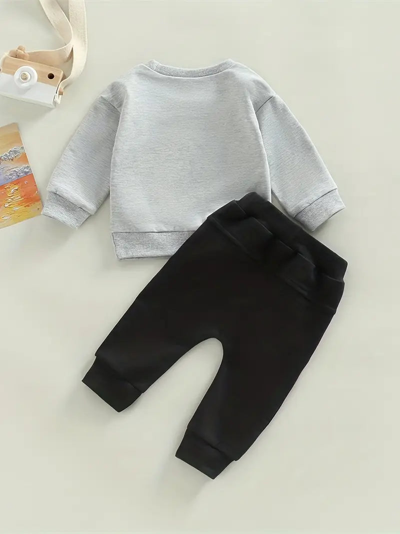 Ensemble Bébé Garçon Mama’s Boy – Sweat Bleu et Pantalon Gris Confortable