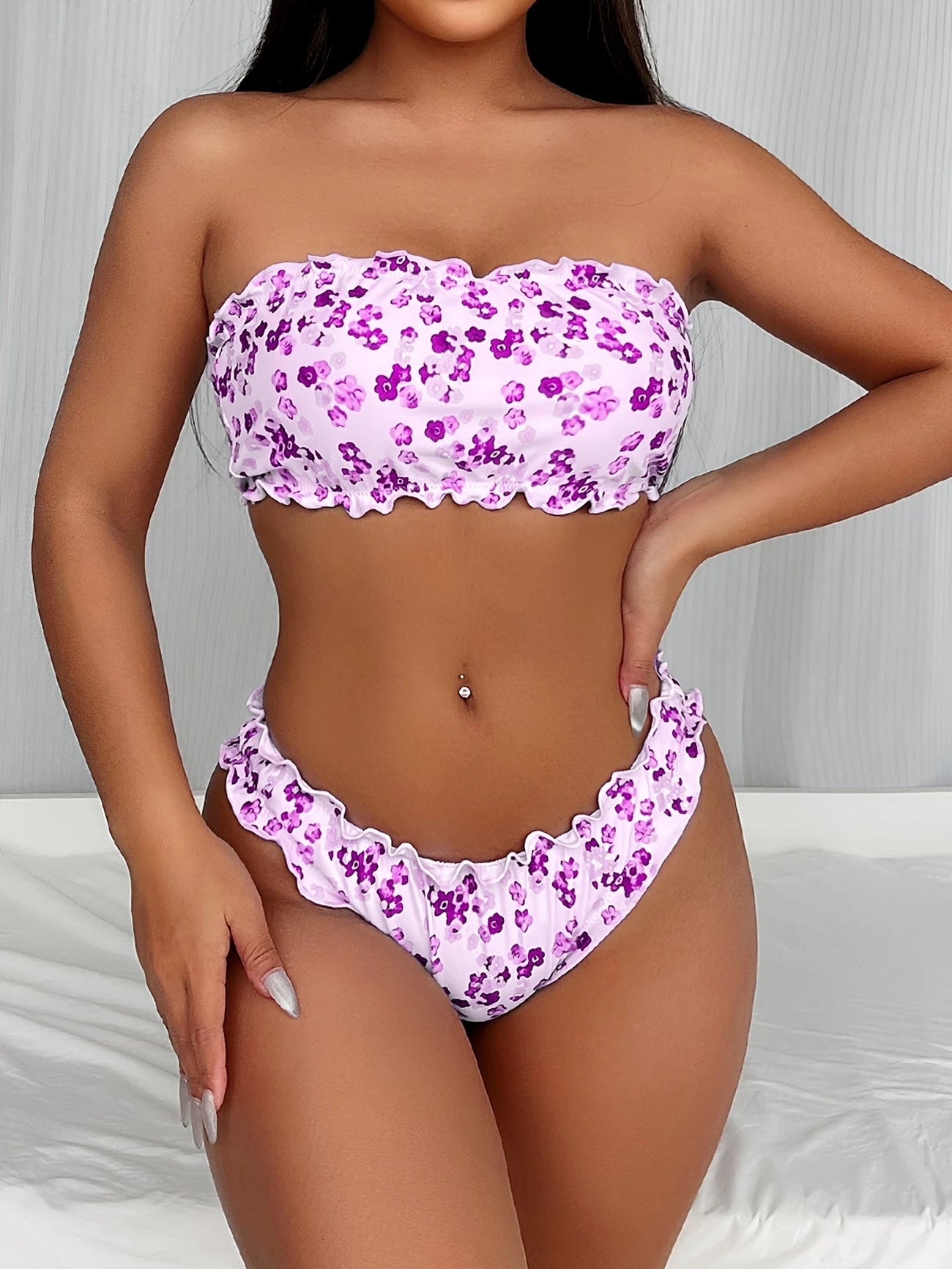Bikini bandeau à volants avec imprimé fleuri – Style romantique et coupe échancrée