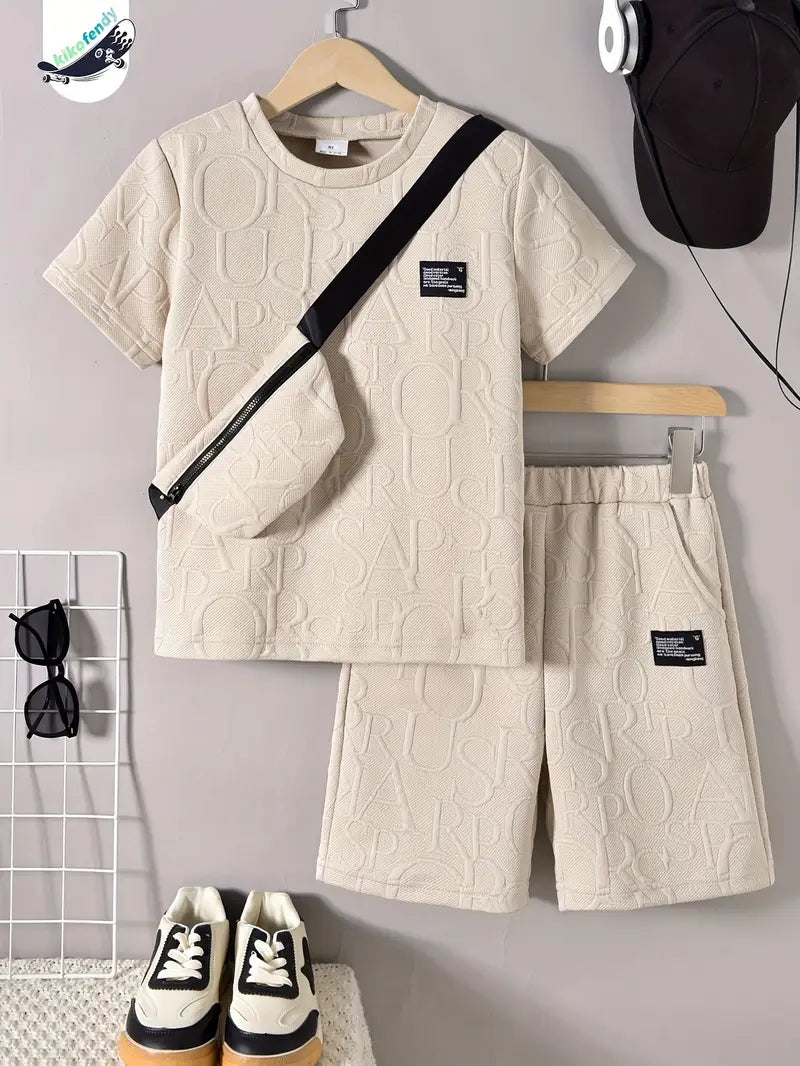 Chemise et short garçon en tissu texturé beige – Ensemble été tendance et confortable