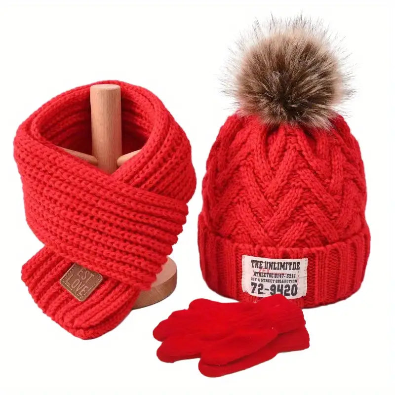 Ensemble Bonnet Pompon, Écharpe Tricot et Gants Enfant – Hiver Chaud et Confort