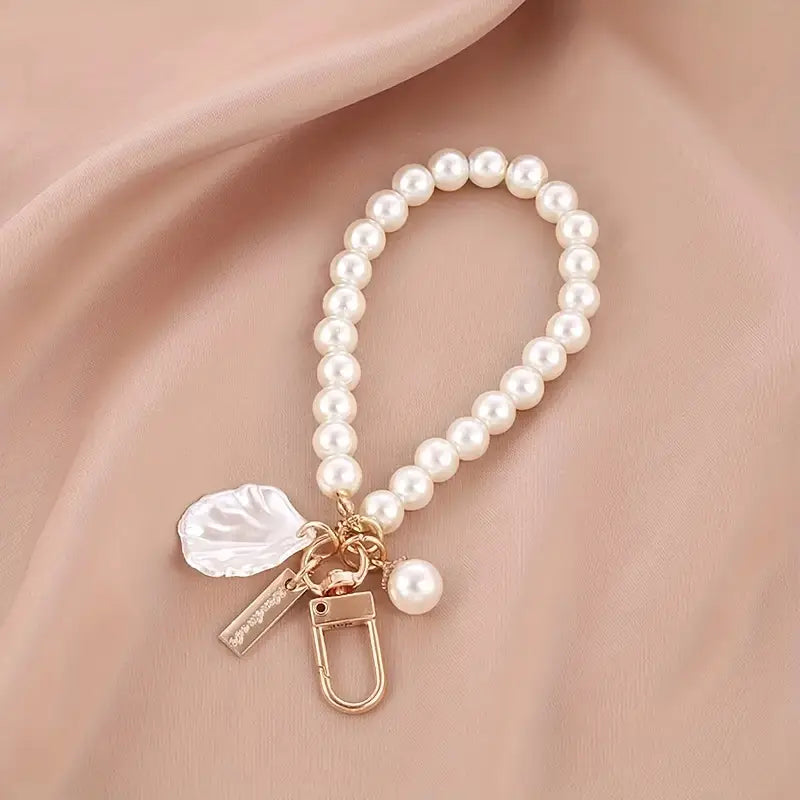 Porte-clés femme perles élégantes – Breloque chic avec pendentif nacre et doré
