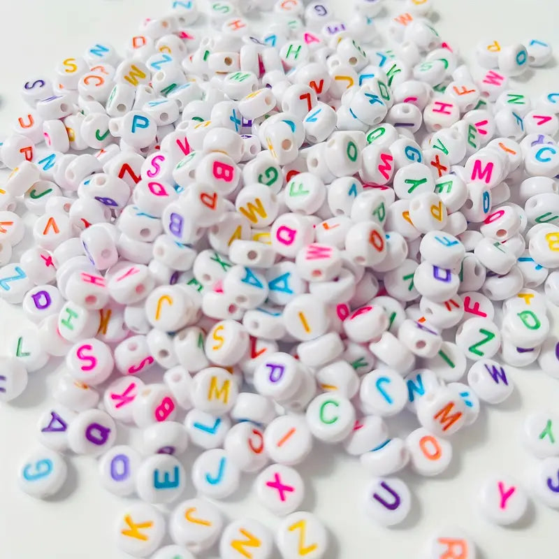 Perles Alphabet Lettres A-Z – Perles Rondes Blanches Multicolores pour Bracelets DIY et Création de Bijoux Personnalisés