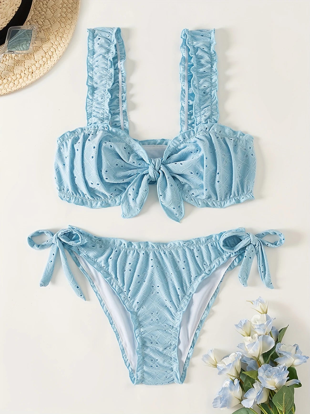 Bikini brodé avec volants – Haut à larges bretelles et culotte nouée ajustable