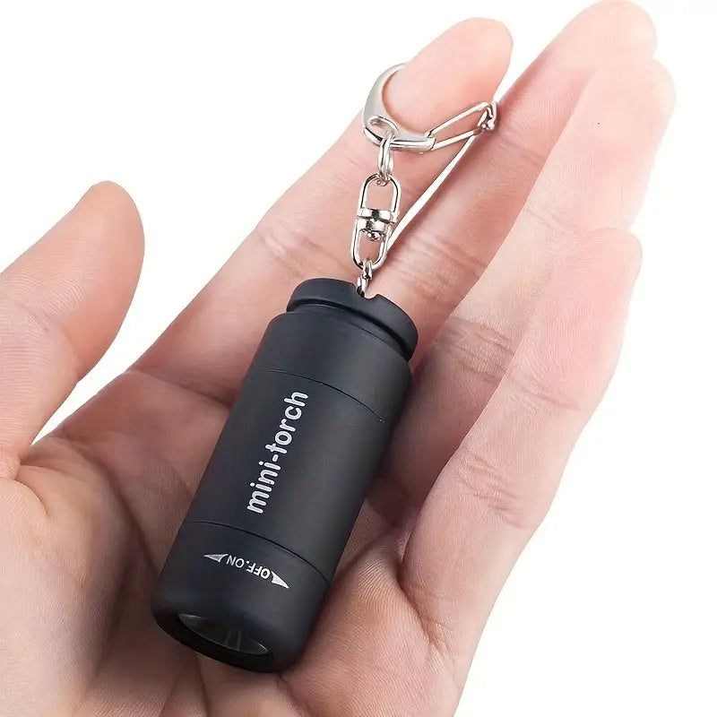 Mini Lampe Torche LED avec Mousqueton – Porte-Clés Lumineux Compact et Étanche pour Camping ou Urgences – Collection Lampes de Poche