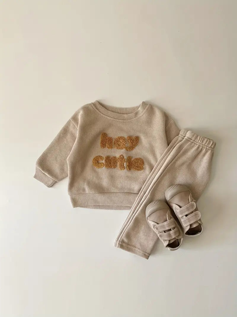 Ensemble Bébé Unisexe en Coton Beige – Tenue Confortable avec Sweat ‘Hey Cutie’ et Pantalon