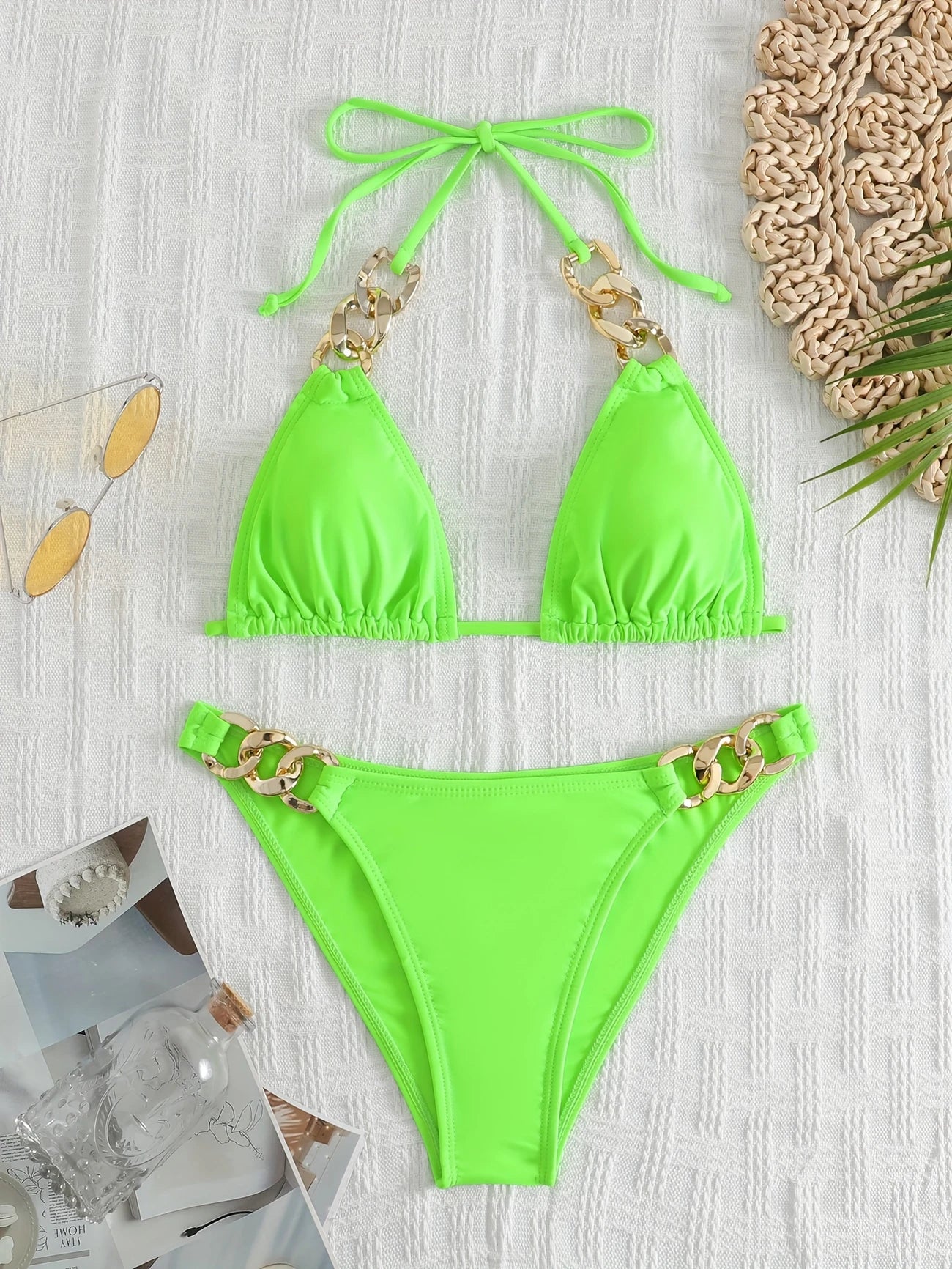 Bas de bikini à maillons dorés – Coupe échancrée et détails glamour pour un été éclatant