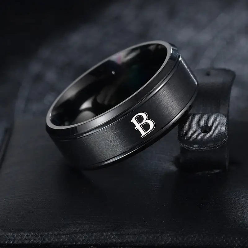 Bague homme noire personnalisable en acier inoxydable – Anneau gravé initiale élégante