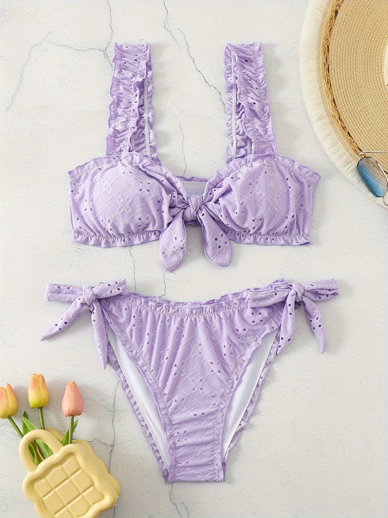 Bikini brodé avec volants – Haut à larges bretelles et culotte nouée ajustable
