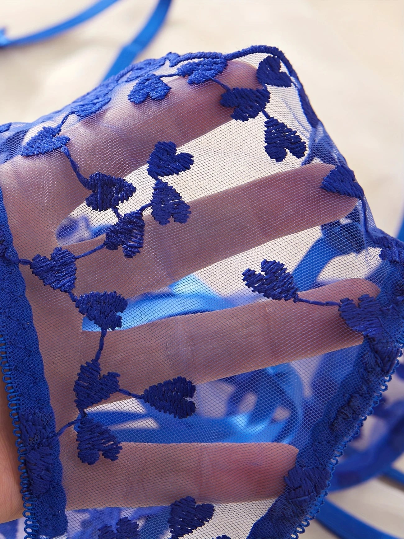 Ensemble Lingerie Sexy Femme en Dentelle Transparente – Soutien-Gorge à Armatures et String à Nouer avec Fleurs Brodées