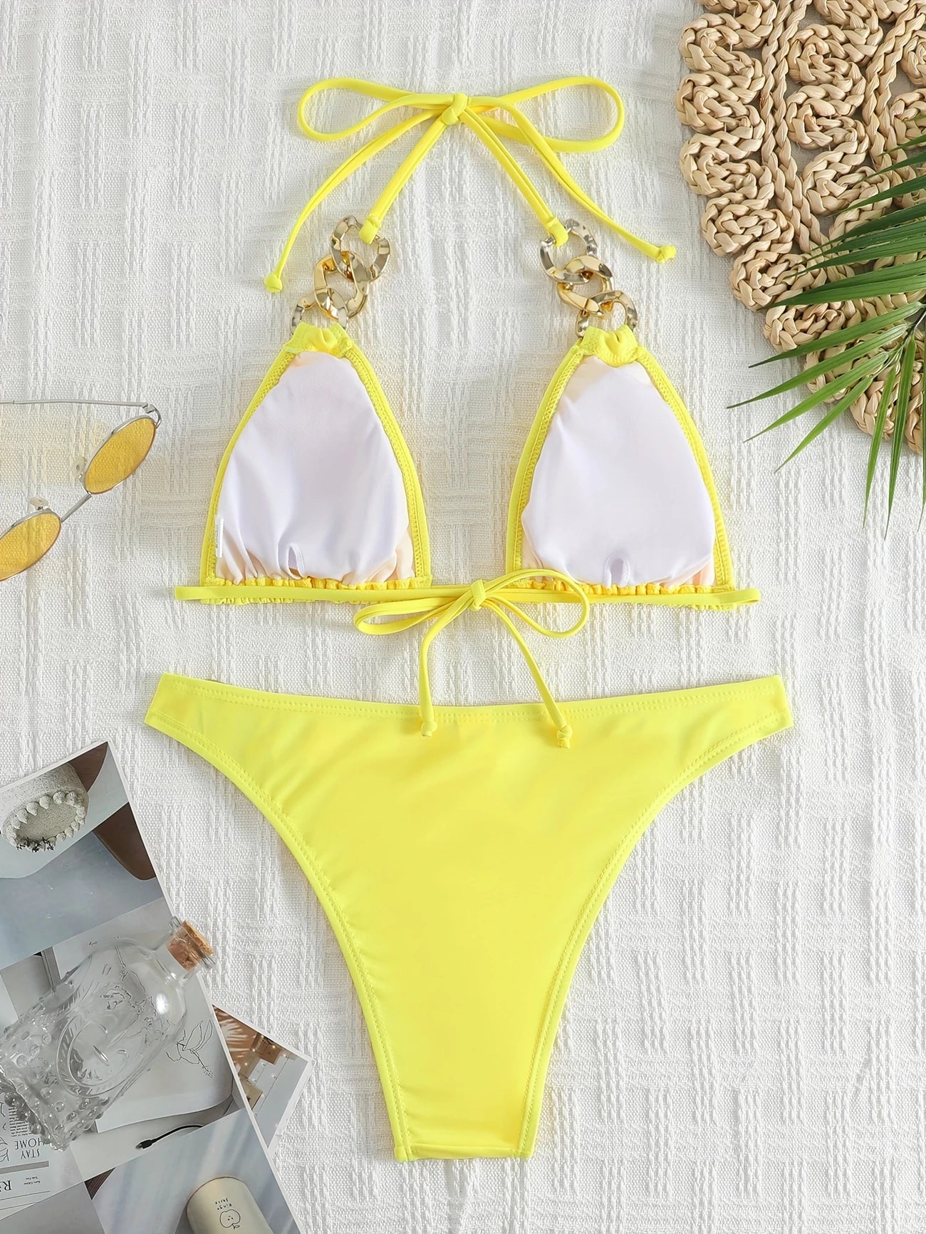Bas de bikini à maillons dorés – Coupe échancrée et détails glamour pour un été éclatant