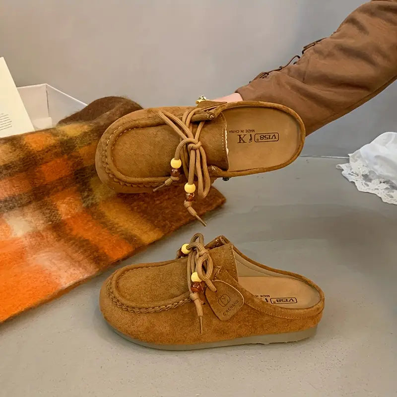 Mules fille confort en daim marron – Sabots décontractés avec nœud et perles décoratives