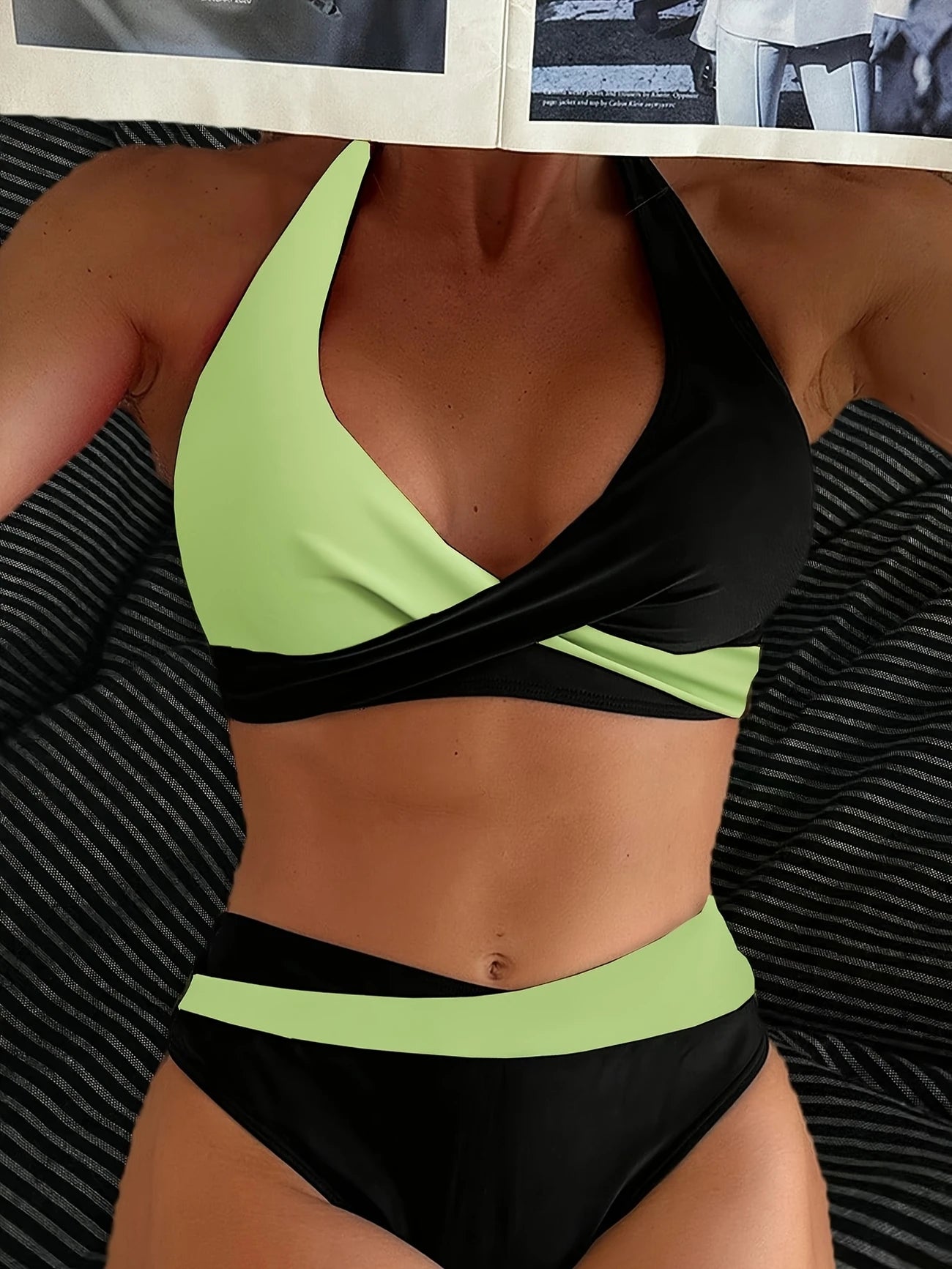 Ensemble de Plage Femme – Maillot de Bain Contrasté Noir et Vert avec Top Croisé et Bas Haute Taille