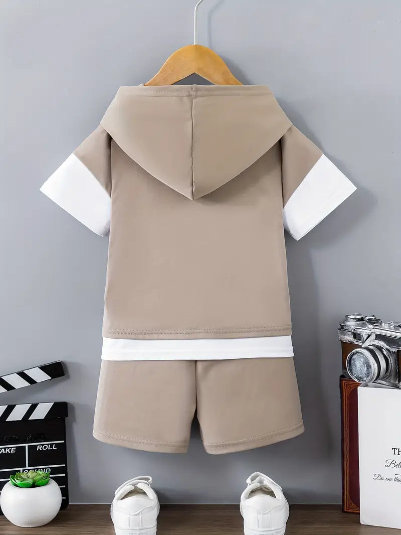 Ensemble chemise garçon à capuche beige – tenue décontractée avec short assorti pour l’été