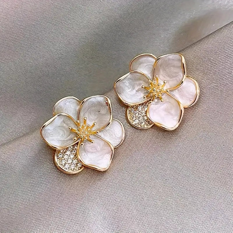 Boucles d’oreilles femme fleur dorée et nacrée – Bijoux élégants avec strass brillants
