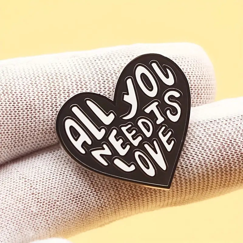 Pin’s cœur All You Need Is Love – Broche vintage romantique style rétro