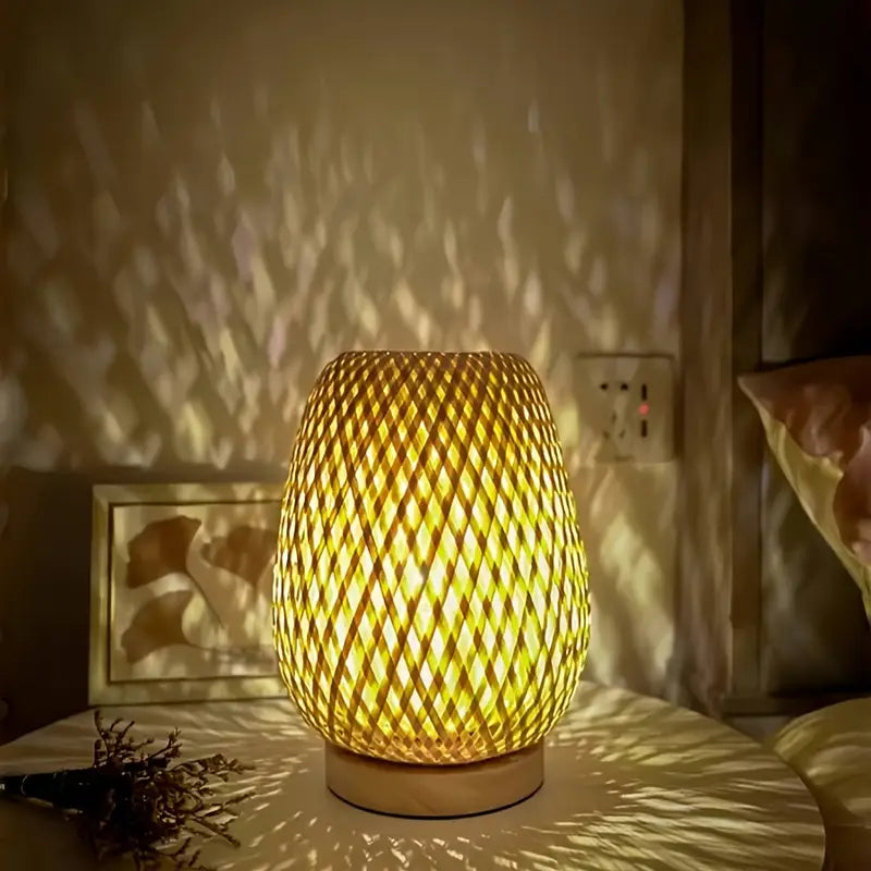 Lampe de bureau en rotin tressé avec base en bois – Éclairage d’ambiance chaleureux au style naturel et bohème