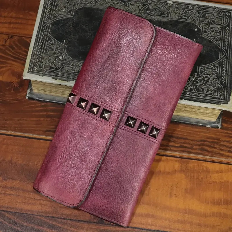 Portefeuille femme en cuir marron – Design élégant avec clous décoratifs