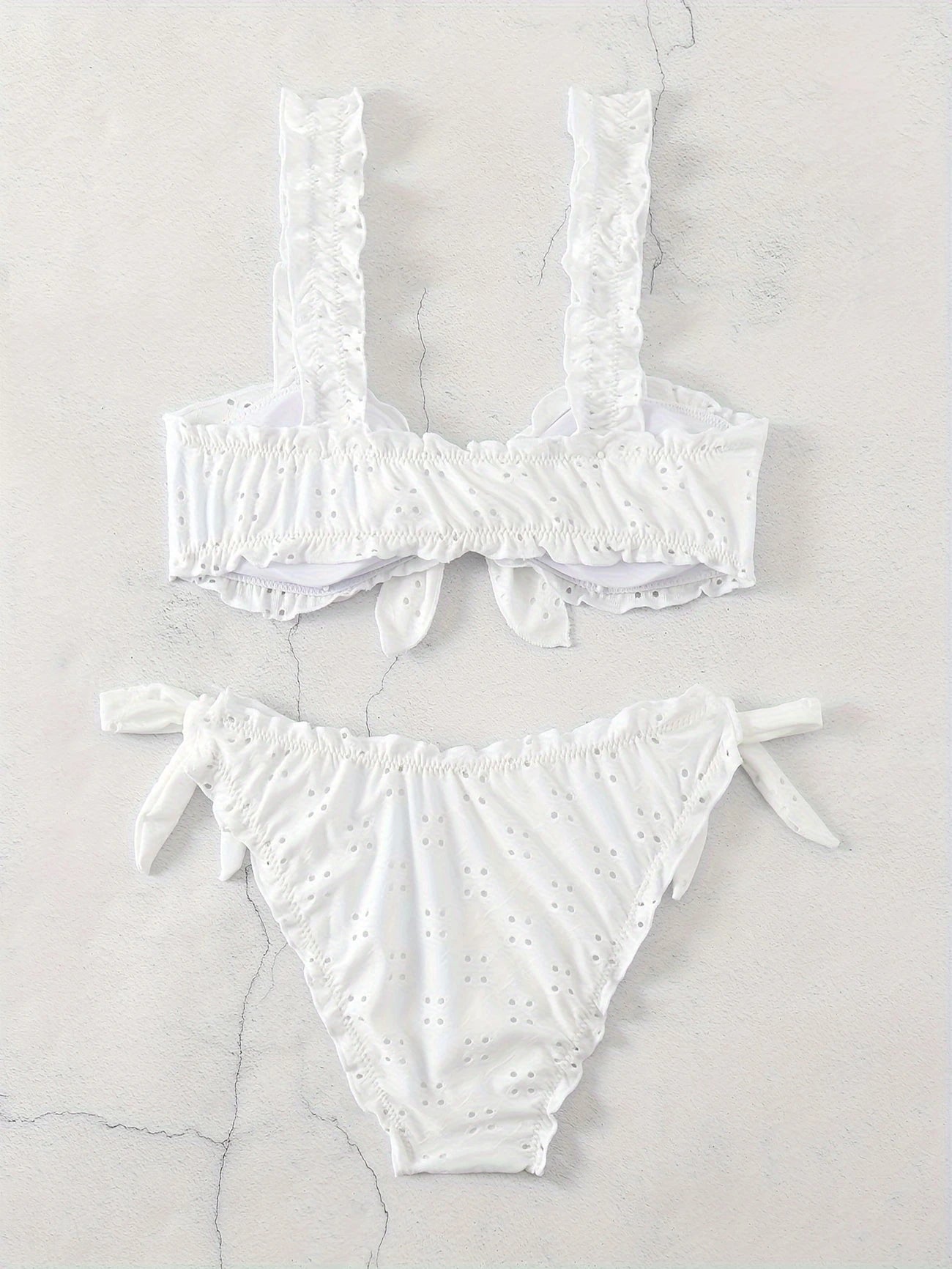 Bikini brodé avec volants – Haut à larges bretelles et culotte nouée ajustable