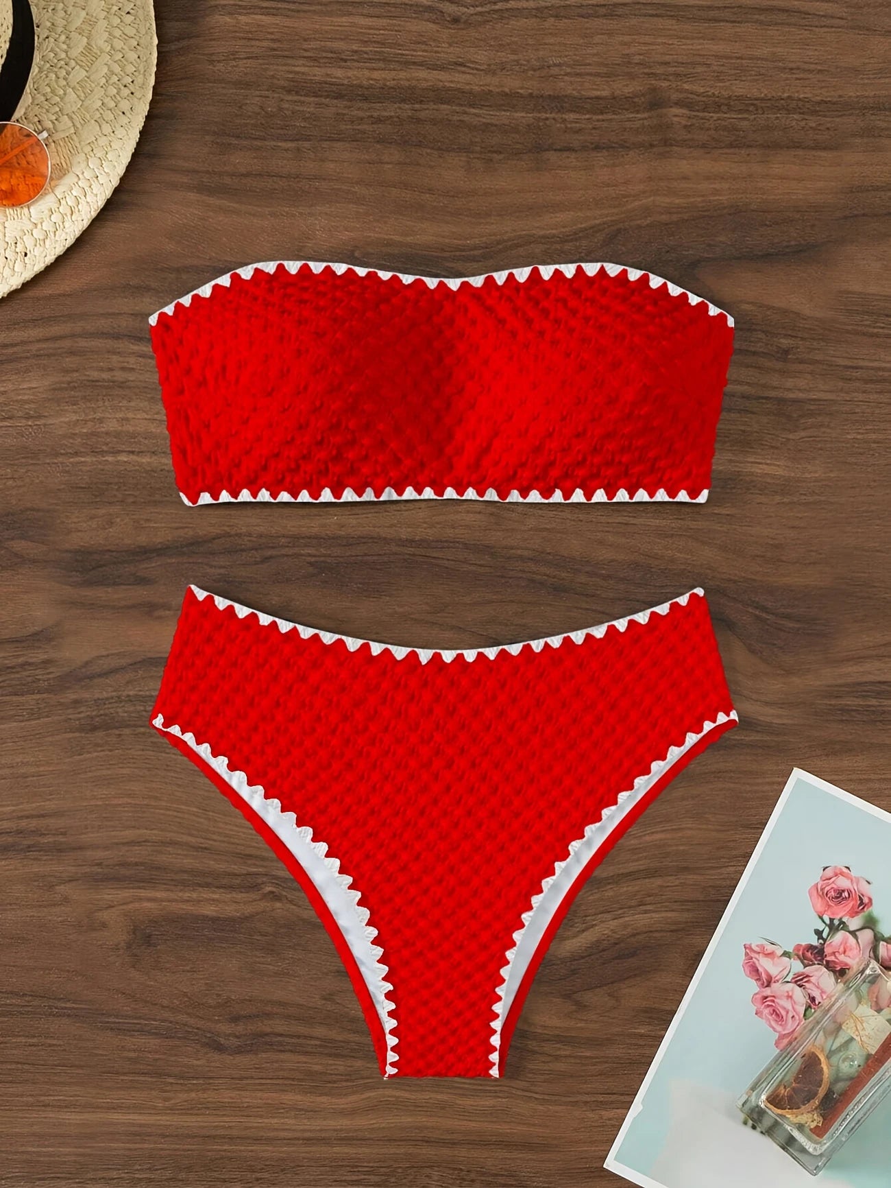 Bikini bandeau texturé – Maillot 2 pièces taille haute avec détails festonnés blancs