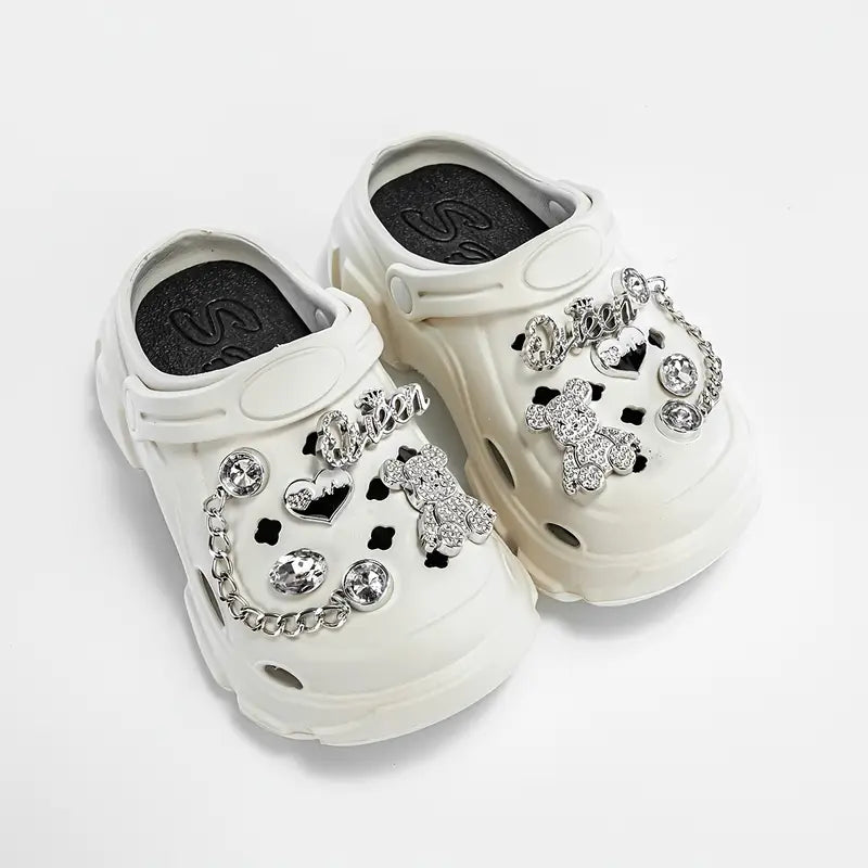 Sabots garçon blancs avec décorations – Mules tendance et confortables pour l’été