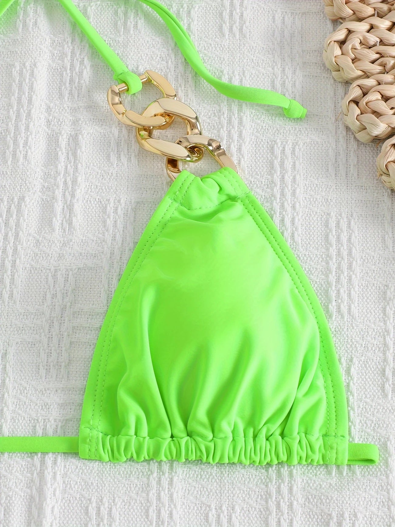 Bas de bikini à maillons dorés – Coupe échancrée et détails glamour pour un été éclatant