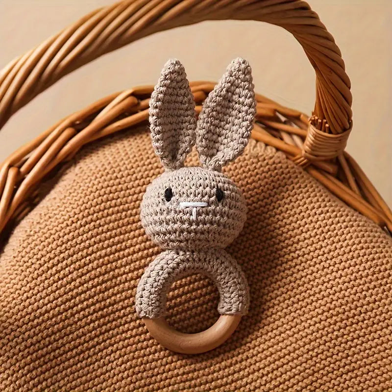 Hochet de dentition bébé en crochet lapin bleu avec anneau bois – Jouet d’éveil doux et naturel