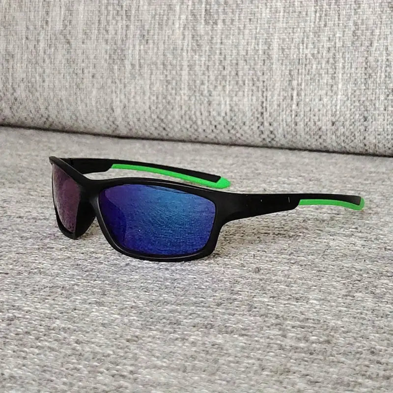 Lunettes de soleil enfant noires sport légères et anti-UV