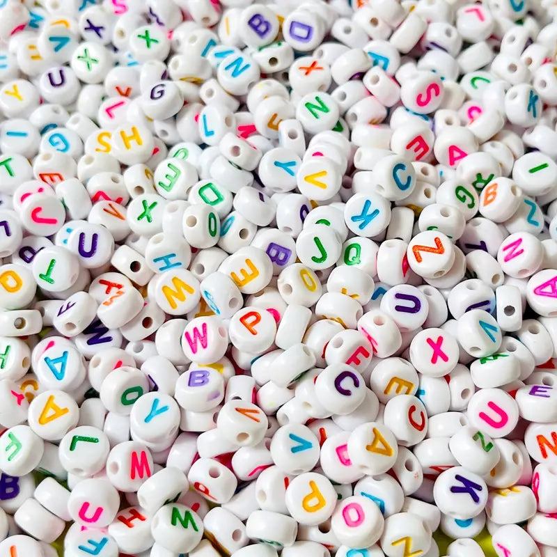 Perles Alphabet Lettres A-Z – Perles Rondes Blanches Multicolores pour Bracelets DIY et Création de Bijoux Personnalisés