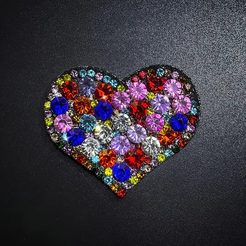 Broche cœur strass rouges et cristaux brillants – Pin’s élégant femme pour tenue chic et soirée