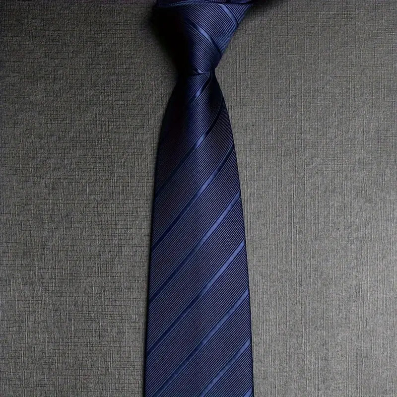 Cravate grise rayée homme – Accessoire élégant pour costume, mariage et affaires