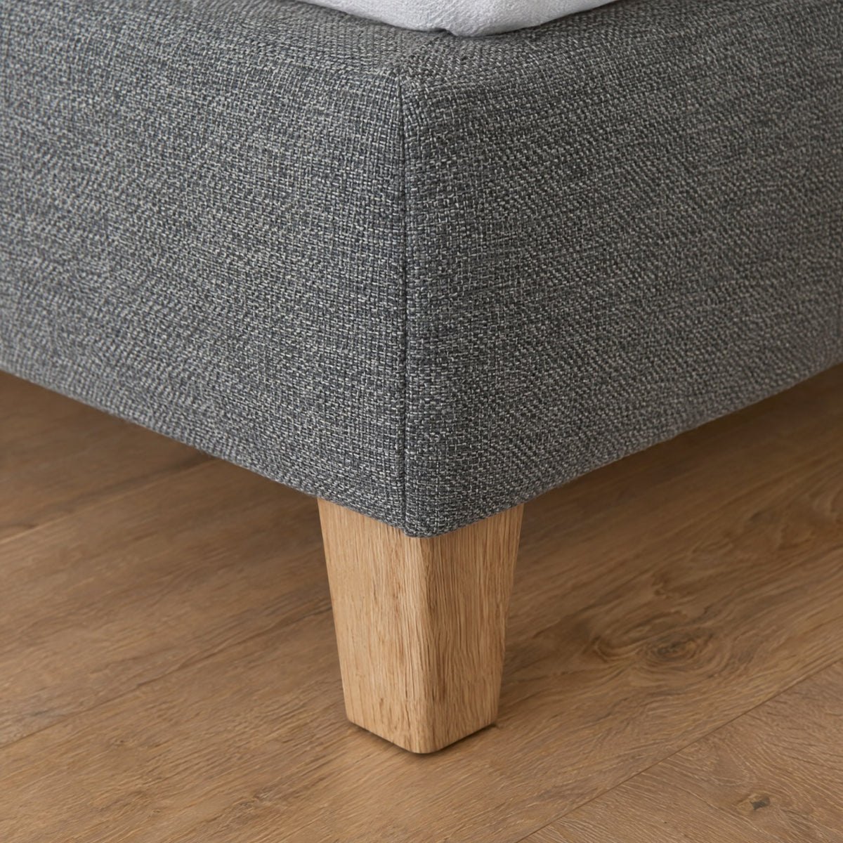 Un tissu tissé et des pieds en bois