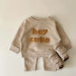 Ensemble Bébé Unisexe en Coton Beige – Tenue Confortable avec Sweat ‘Hey Cutie’ et Pantalon