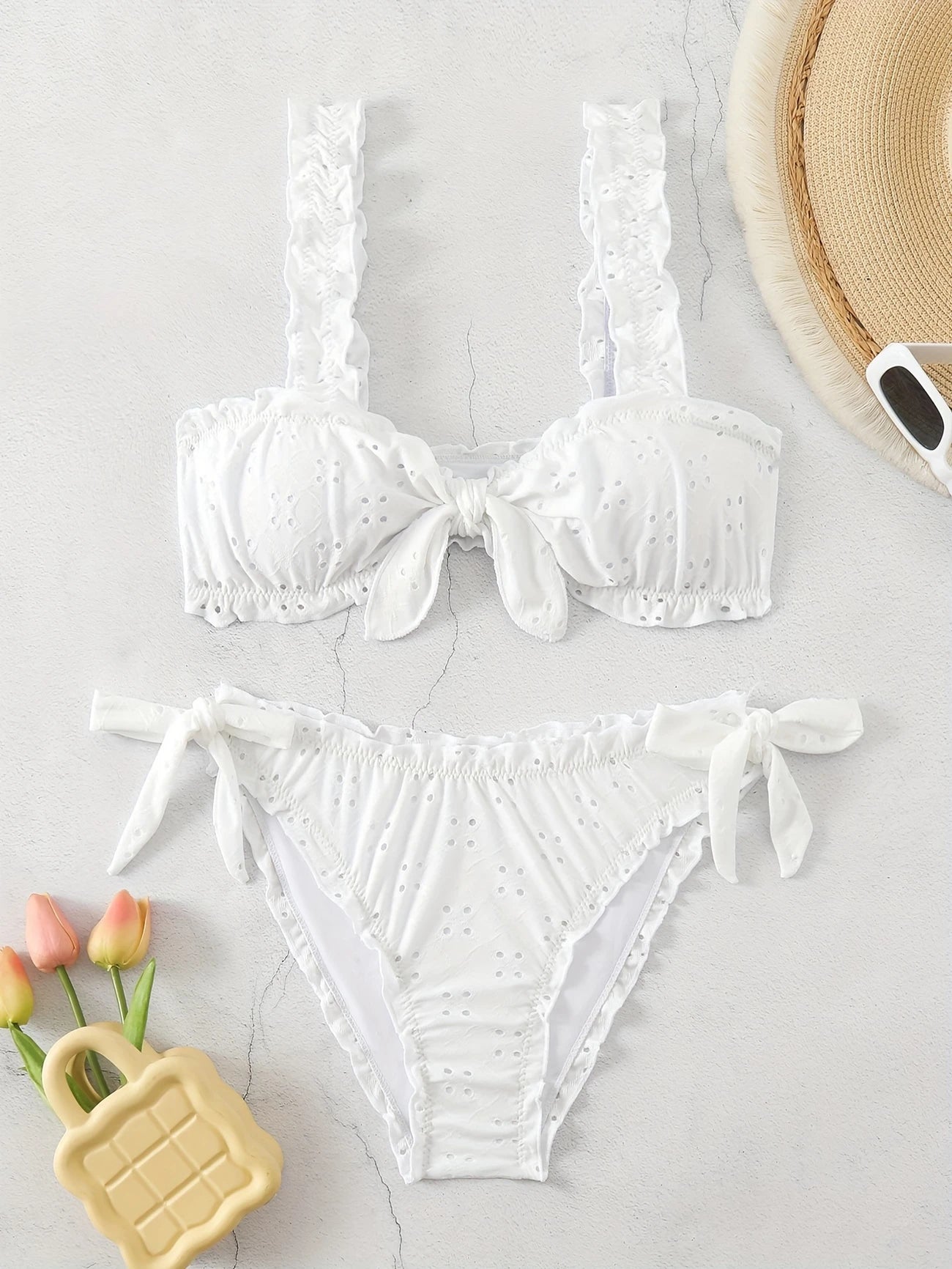 Bikini brodé avec volants – Haut à larges bretelles et culotte nouée ajustable