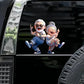 Autocollant Voiture Couple de Personnages Rigolos – Sticker Décoratif Amusant et Original