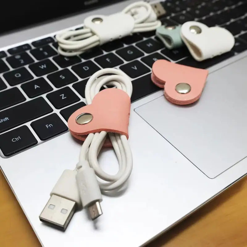 Attaches Câbles en Forme de Cœur – Organisateurs en Similicuir Colorés pour Gestion de Fils et Écouteurs