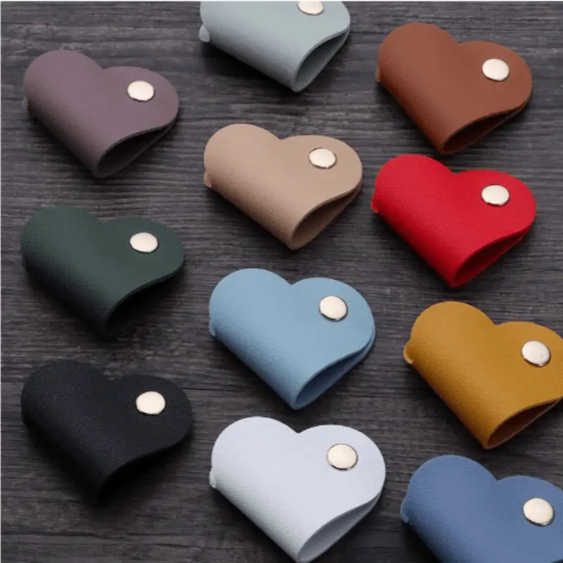 Attaches Câbles en Forme de Cœur – Organisateurs en Similicuir Colorés pour Gestion de Fils et Écouteurs