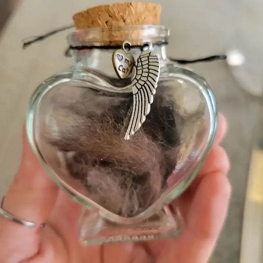 Bouteille Souvenir en Verre en Forme de Cœur – Urne Commémorative pour Poils ou Cendres d’Animal – Pendentifs Aile & 'My Cat