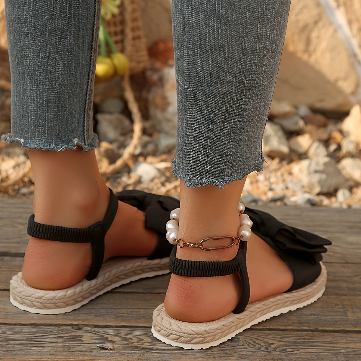 Ces sandales plates pour femmes sont et ont un détail de nœud