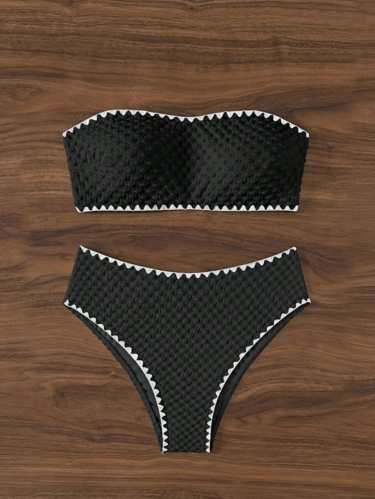 Bikini bandeau texturé – Maillot 2 pièces taille haute avec détails festonnés blancs