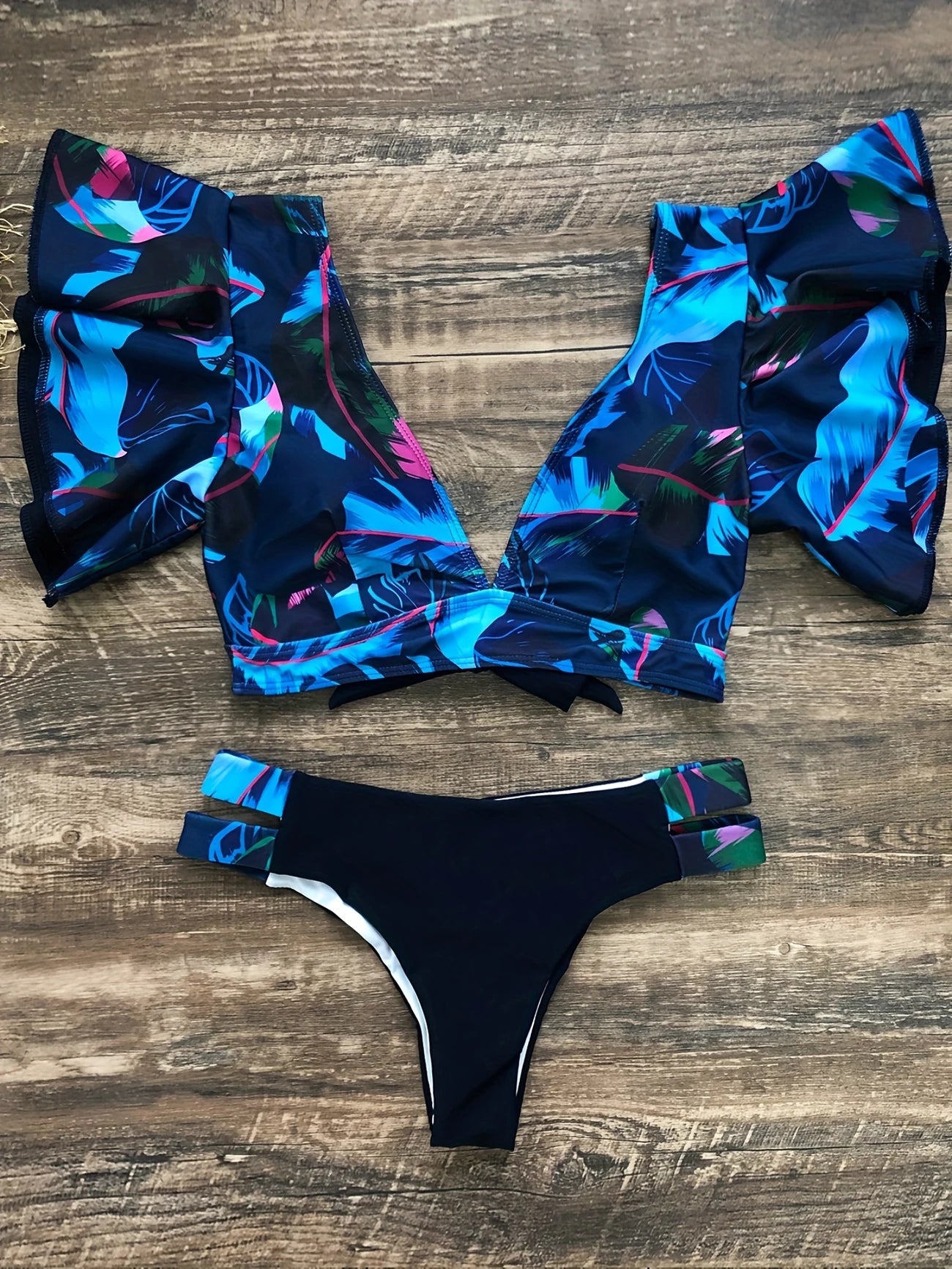 Bikini 2 pièces tropical avec manches à volants – Haut crop à décolleté plongeant et culotte taille moyenne