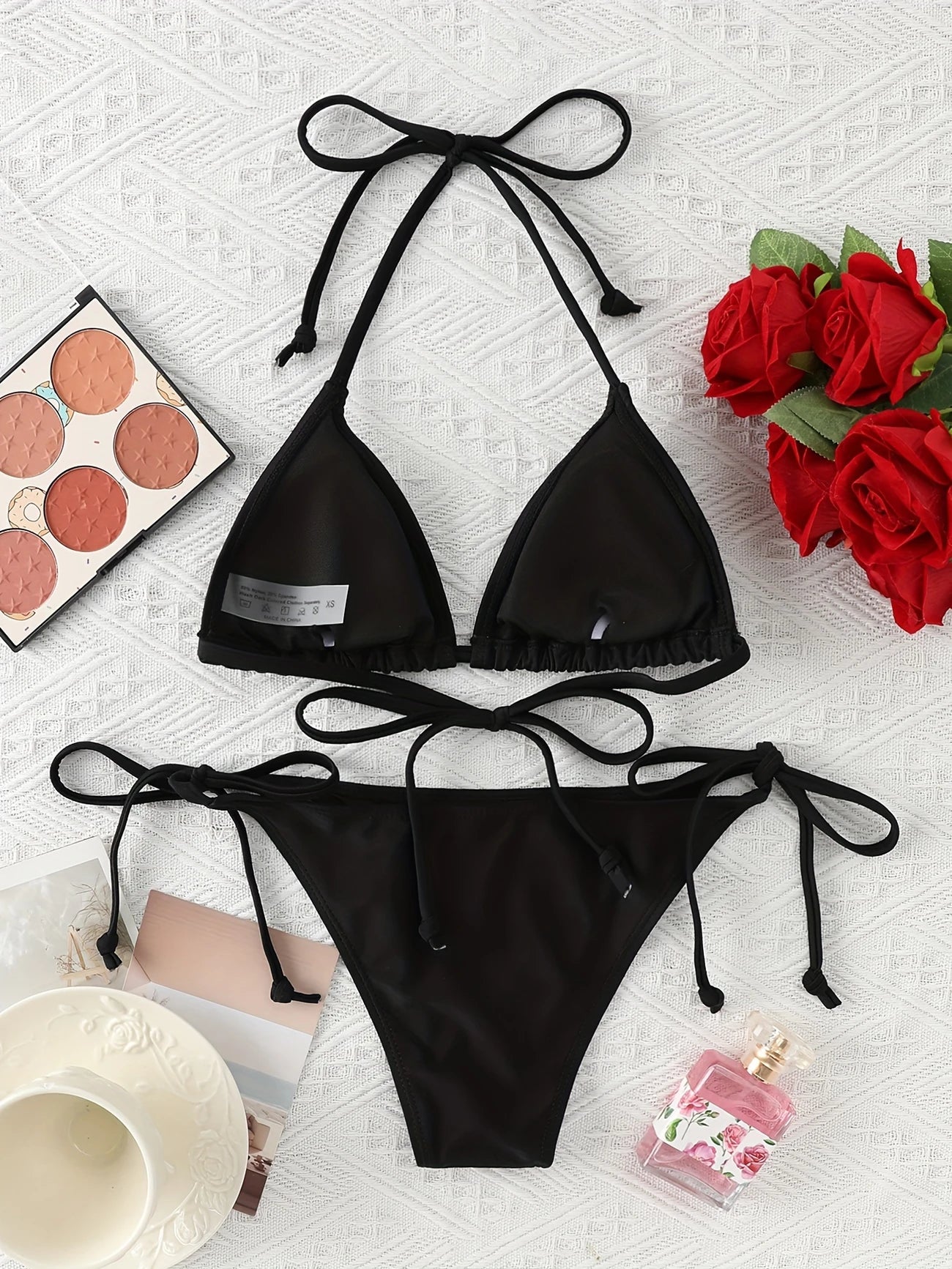 Bikini Triangle Noir à Nouer – L’Indispensable Élégant de l’Été