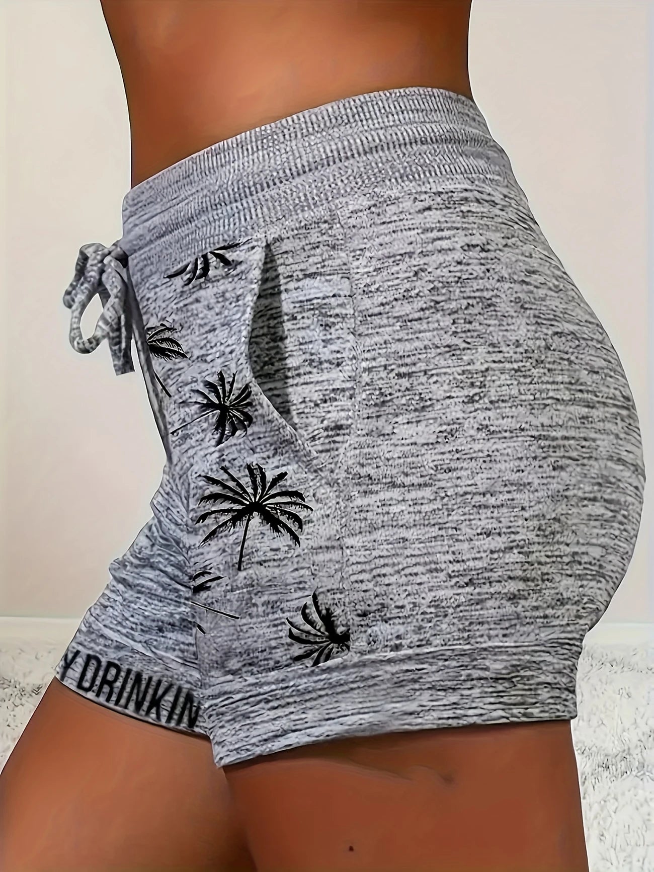 Short de Plage Femme Gris Chiné – Imprimé Palmiers & Message "Day Drinkin’", Look Détente Estival