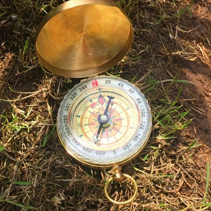 Boussole Vintage en Laiton avec Couvercle – Outil de Navigation Idéal pour Randonnée, Survie et Camping