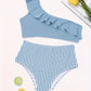 Bikini asymétrique à volants – Haut une épaule et culotte rayée taille haute