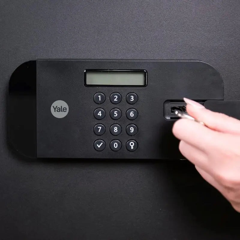 Coffre-fort Électronique Yale à Code Numérique – Serrure Sécurisée avec Clavier Digital et Alimentation d’Urgence